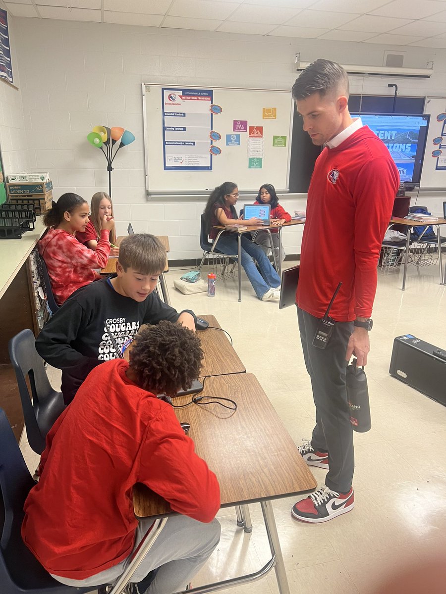 CMSAviatorsSS's tweet photo. @clryan25 touring Virtual Museums created by @CrosbyMiddle #Trailblazers 6th graders. #ThePlaceToBe a Historian. https://t.co/dtRMagcI2F