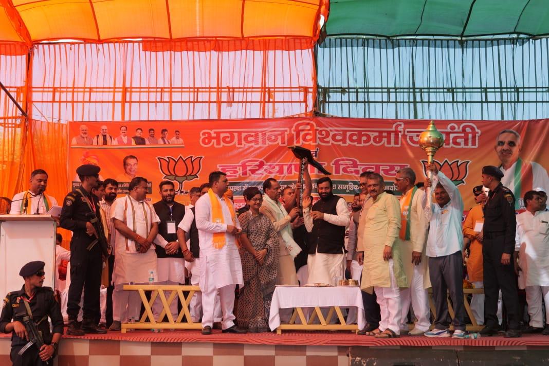 diprosonipat's tweet photo. #informaction।  📢मुख्यमंत्री @NayabSainiBJP ने गोहाना में हरियाणा दिवस समारोह व भगवान विश्वकर्मा जयंती समारोह में कहा कि क्रांतिकारी वीरों व प्रधानमंत्री के सपनों के भारत में होगा हरियाणा का नव-निर्माण।
📢कहा,विकास के विभिन्न पड़ाव पार करते हुए आज हरियाणा 58 साल का हो चुका है।2.80 करोड़ हरियाणवी के विश्वास पर प्रदेश को आगे बढ़ाएगी भाजपा सरकार।
📢संकल्प पत्र के वायदों को हूबहू धरातल पर पूरा करेगी राज्य सरकार,हमारी डबल इंजन की सरकार तीव्र गति से अपना काम करेगी।