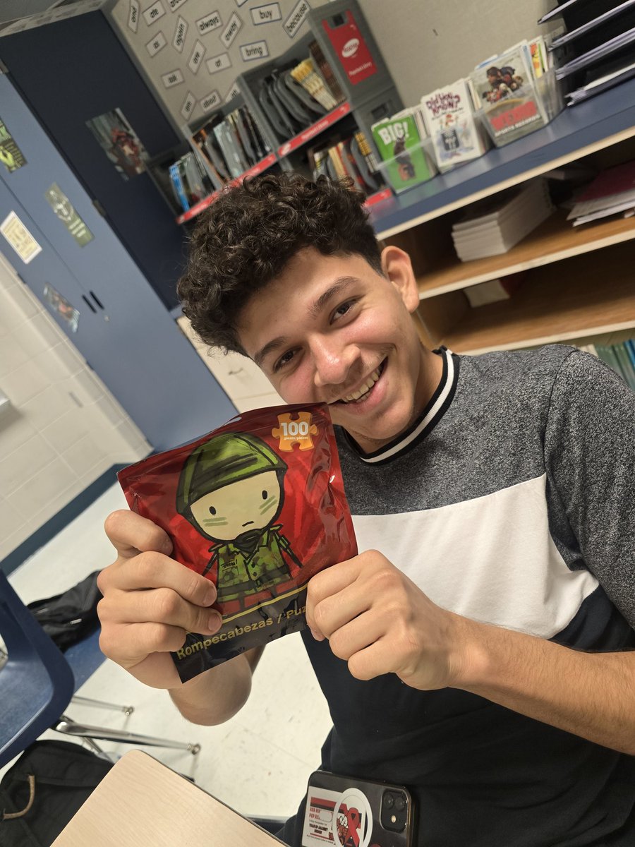 usmcgomez's tweet image. Fun Friday! Our students in @AlvinHSJackets ESL received Lotería puzzles from their teacher, Mr. @RayAndrus. I got "el luchador"