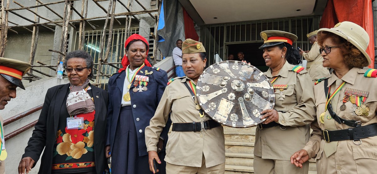 alulapan's tweet image. After 156 years #shield looted by the British #Magdala Expedition returns to #Ethiopia thanks to the Royal Ethiopian Trust; welcomed by patriots at the National Museum. @OpenRestitution @ArtRestitution @UKinEthiopia @EthioHeritage @Heritagewatch