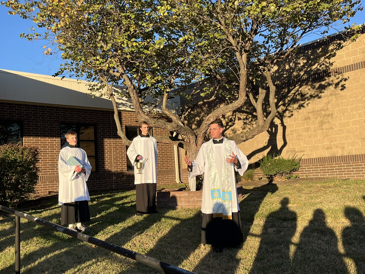 rockswimdive's tweet photo. Our program gathered for a special moment yesterday with our principal, Fr. Giacabazi, as he blessed our new statue of the Blessed Mother. The statue is in honor of the memory of Ms. Ann Dickinson, a Rockhurst benefactor and grandmother of a swimmer, Ben Holewinski. https://t.co/HrINgaUxTp