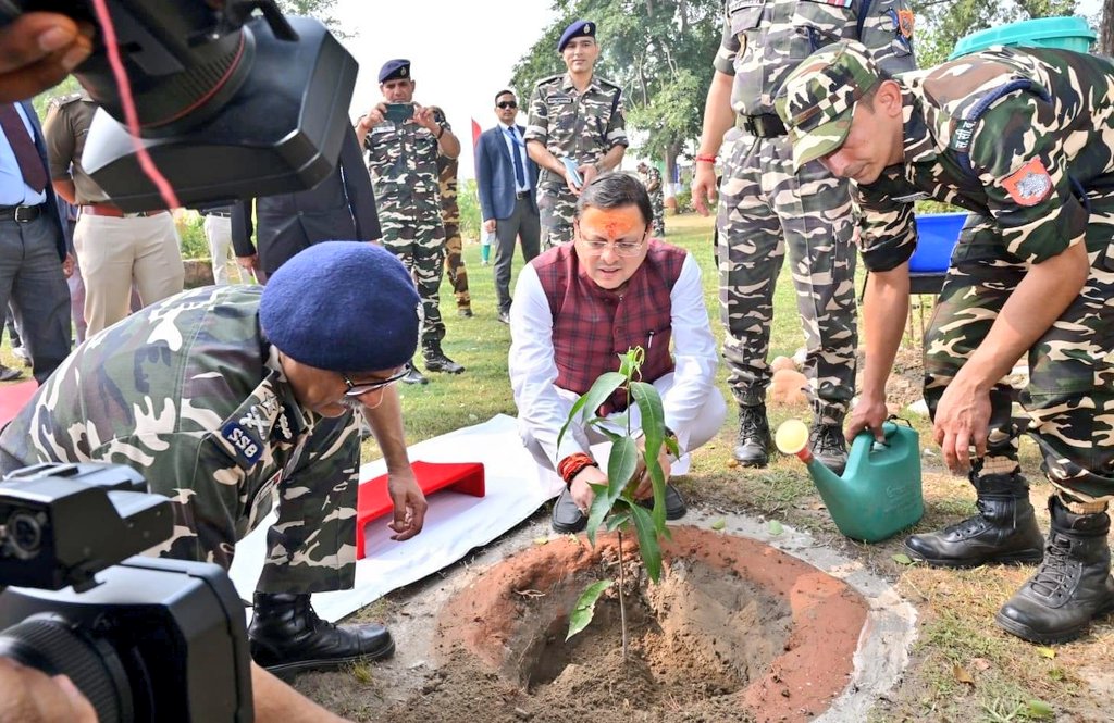 SSB_INDIA's tweet photo. 01/11/24 को उत्तराखंड के माननीय मुख्यमंत्री श्री @pushkardhami जी ने #BOP बनबसा में #SSB जवानों के साथ #दीपावली मनाई और भारत-नेपाल सीमा की सुरक्षा में उनके योगदान की सराहना की। #BorderSecurity

@PMOIndia
@HMOIndia
@ukcmo
@ANI @PTI @DDNewsHindi https://t.co/PcPOfgNrdr