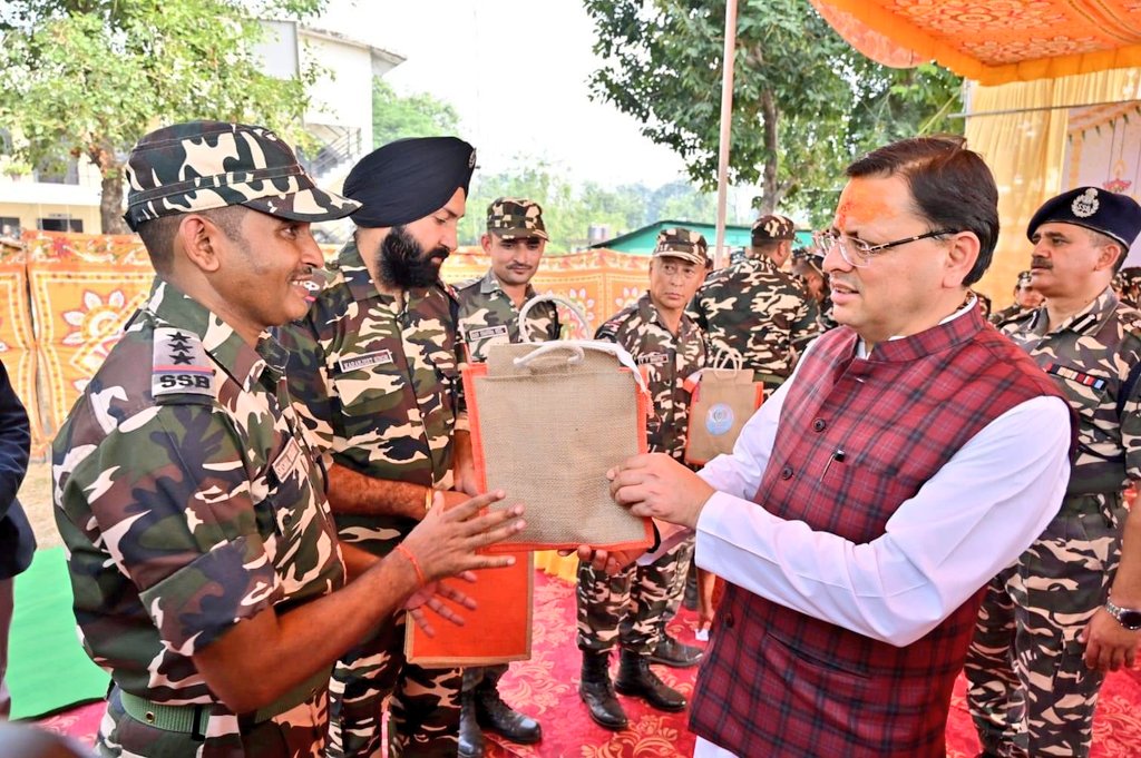 SSB_INDIA's tweet photo. 01/11/24 को उत्तराखंड के माननीय मुख्यमंत्री श्री @pushkardhami जी ने #BOP बनबसा में #SSB जवानों के साथ #दीपावली मनाई और भारत-नेपाल सीमा की सुरक्षा में उनके योगदान की सराहना की। #BorderSecurity

@PMOIndia
@HMOIndia
@ukcmo
@ANI @PTI @DDNewsHindi https://t.co/PcPOfgNrdr