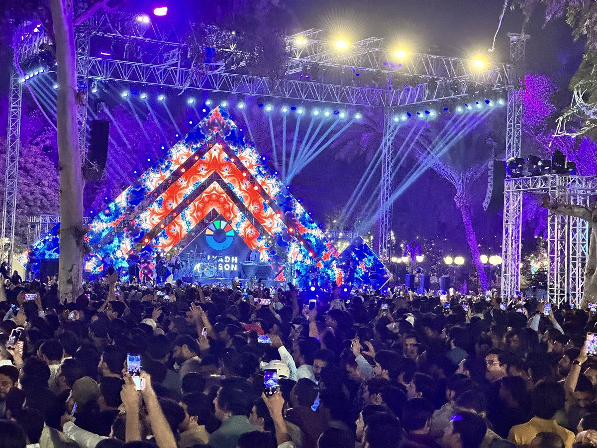 iqraa_ashraf's tweet photo. -massive turn out for #PakistanWeek at #Suwaidi Park #Riyadh under #GlobalHarmonyInitiative of @media_ksa ❗️
🎙️@AliZafarsays was live in concert before a humongous crowd 🇵🇰 https://t.co/q456Yp5l4I
