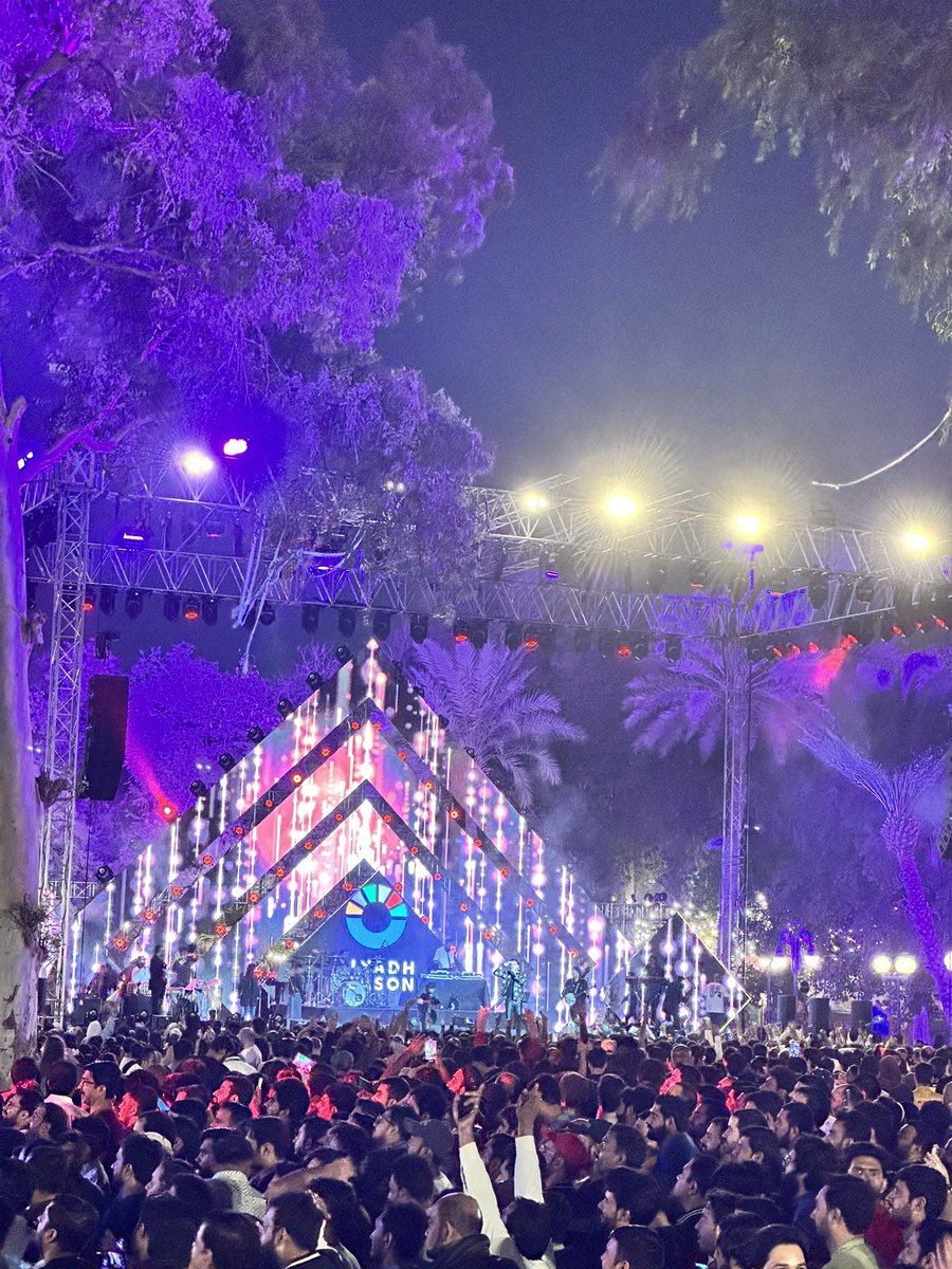 iqraa_ashraf's tweet photo. -massive turn out for #PakistanWeek at #Suwaidi Park #Riyadh under #GlobalHarmonyInitiative of @media_ksa ❗️
🎙️@AliZafarsays was live in concert before a humongous crowd 🇵🇰 https://t.co/q456Yp5l4I