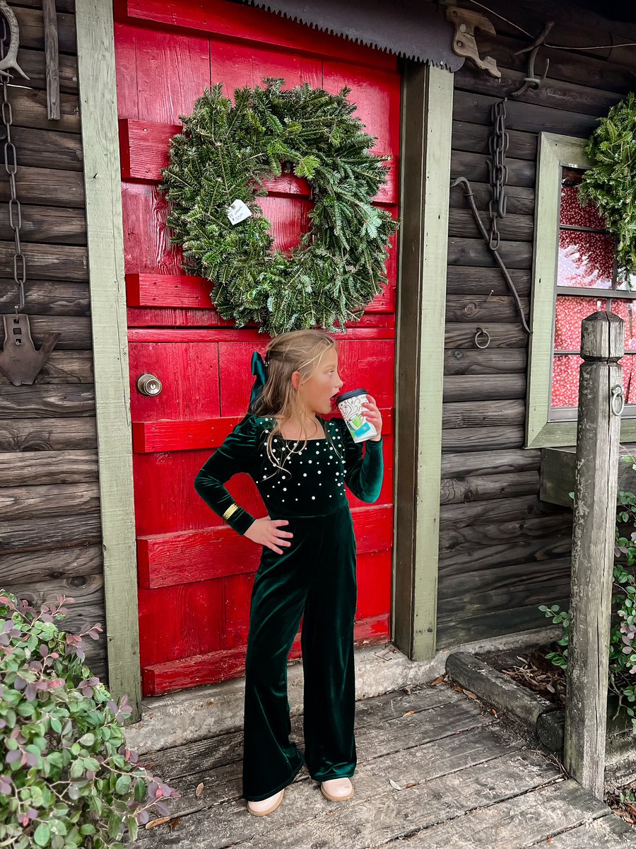 MiniSwiftieEve's tweet photo. My favorite tradition is listening to #ChristmasTreeFarm while elegantly strolling through our local Christmas Tree Farm. It’s holiTAY time! 🌲🎄@taylornation13 @taylorswift13 https://t.co/Ocj9jbkgXV