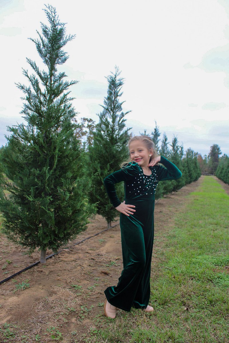 MiniSwiftieEve's tweet photo. My favorite tradition is listening to #ChristmasTreeFarm while elegantly strolling through our local Christmas Tree Farm. It’s holiTAY time! 🌲🎄@taylornation13 @taylorswift13 https://t.co/Ocj9jbkgXV