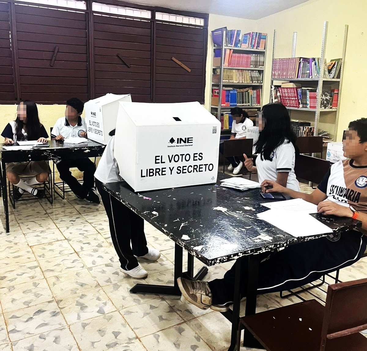 INEYucatan's tweet photo. Con el propósito de promover los valores democráticos y fomentar la cultura cívica, la #05juntadistrital del INEYucatán participó en la elección de presidencia de la Sociedad de Alumnos de la Secundaria "Dr. Jaime Torres Bodet" en el municipio de #muna. #ENCIVICA https://t.co/Z3SZazaeDA