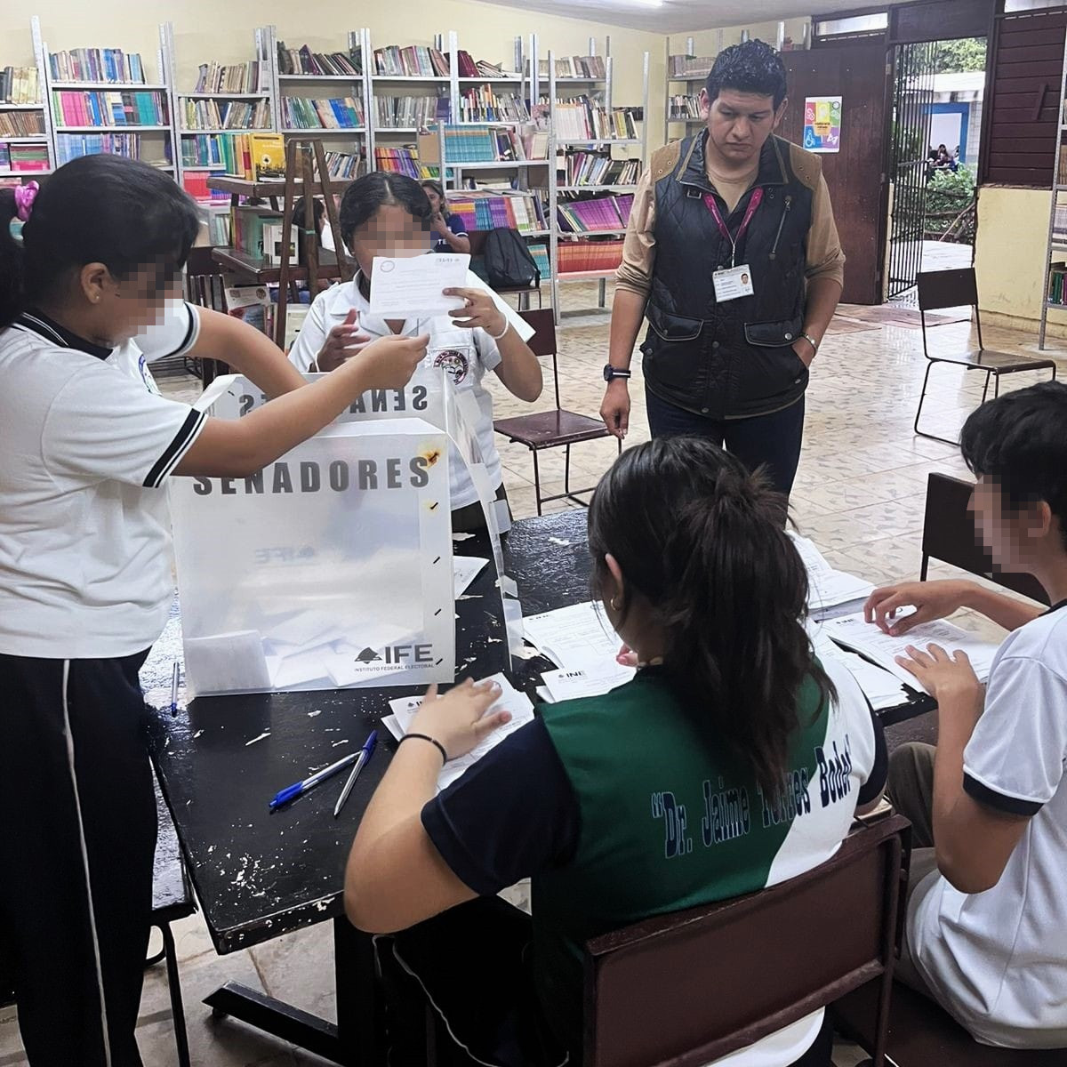 INEYucatan's tweet photo. Con el propósito de promover los valores democráticos y fomentar la cultura cívica, la #05juntadistrital del INEYucatán participó en la elección de presidencia de la Sociedad de Alumnos de la Secundaria "Dr. Jaime Torres Bodet" en el municipio de #muna. #ENCIVICA https://t.co/Z3SZazaeDA