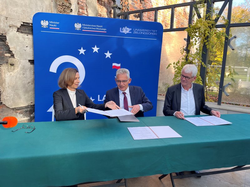 BTU_CS's tweet photo. On 25 October 2024, BTU President Prof. Gesine Grande and the Rector of the University of Zielona Gora Prof. Wojciech Strzyzewski signed a new #cooperation agreement. ✒ 

https://t.co/LXjlMlCXlf

#BTUCS #ZielonaGora https://t.co/mw5QEwEnLq