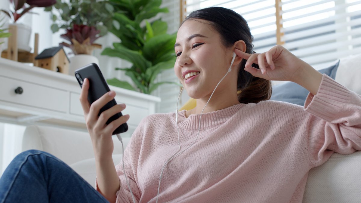 Imagine a world where your brand’s message is woven seamlessly into the daily lives of millions. 

That’s the power of podcast advertising.

Read more on the blog: 
mrisimmons.com/2024/11/01/act…