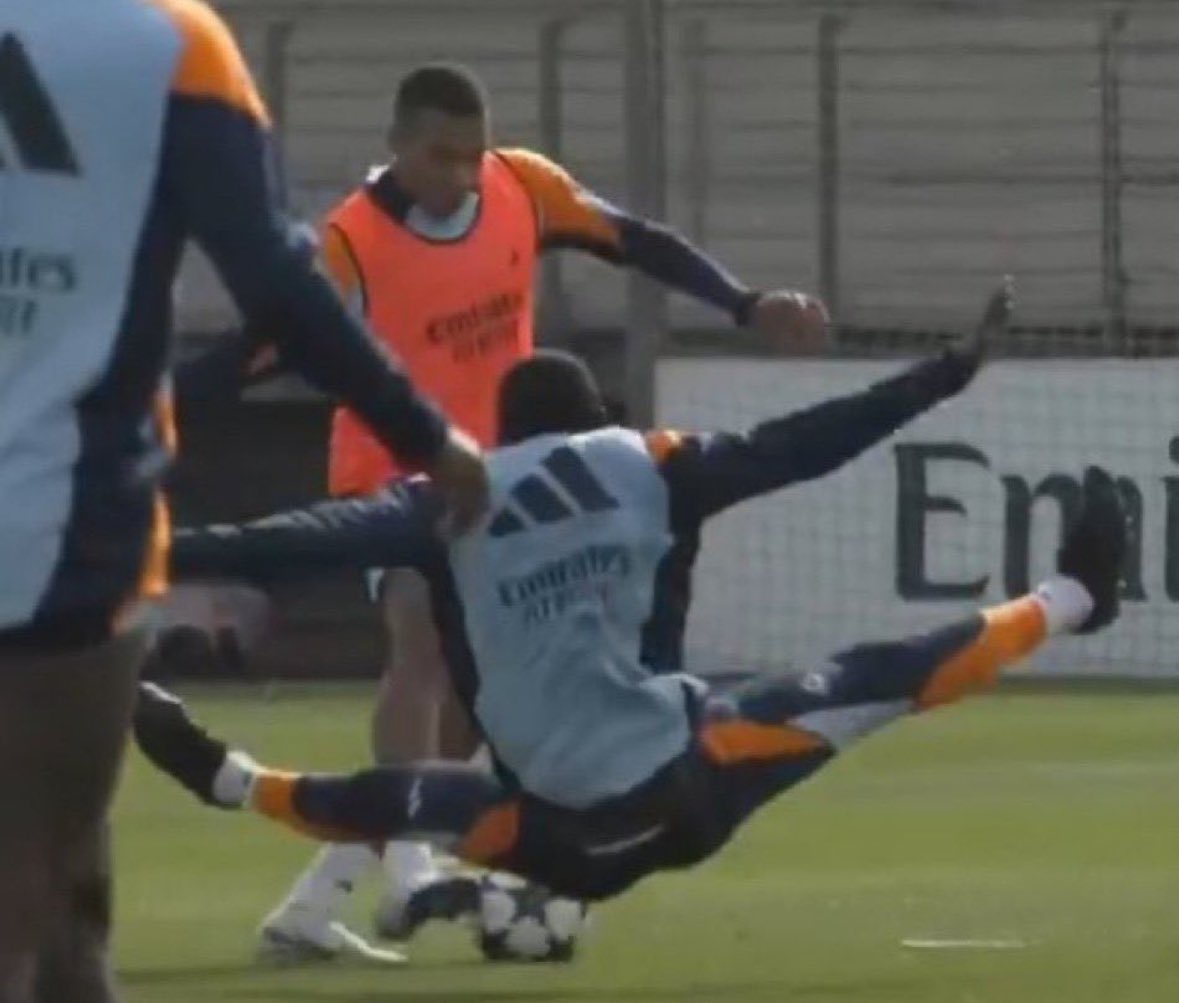 StokeyyG2's tweet photo. Rudiger in training 😭😭😭😭 https://t.co/AgZqZbqUfH