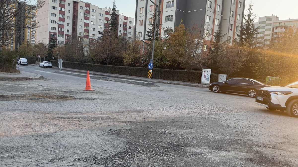 Yenimahalle ilçemiz Mehmet Akif Ersoy Mahallesi Urankent içi çok yoğun araç ve yaya trafiği olan bir bölge burası 266. Cadde, 269. Cadde, 281. Cadde, 284. Caddelerde 10 gün oldu asfalt kazıldı yeni asfalt dökümü bir türlü yapılmadı.

<a href="/mansuryavas06/">Mansur Yavaş</a> 
<a href="/KoyluogluFaruk/">Faruk Köylüoğlu</a> 
<a href="/ankarabbld/">Ankara Büyükşehir</a>