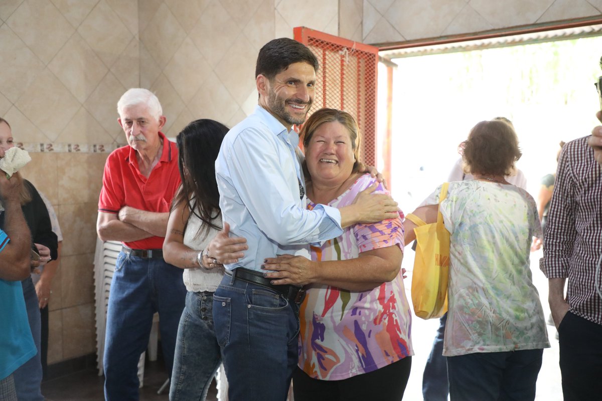 GobSantaFe's tweet photo. #PlanAbre | Con una inversión superior a 1.000 millones se ejecutará la obra de provisión de agua potable para el barrio Santa Marta de #SantaFe.

El gobernador anuncio los trabajos que contemplan, la extensión del acueducto y provisión de red que beneficiará a más de 1.200 familias; con un plazo de ejecución de 10 meses.

“Este es un momento muy importante para este barrio. Hace tiempo estaban esperando estas obras, y en un momento difícil de Argentina, la podemos hacer. Llevar adelante una administración eficiente nos permite realizar obras que mejoren notablemente la vida de los santafesinos”, indicó @maxipullaro