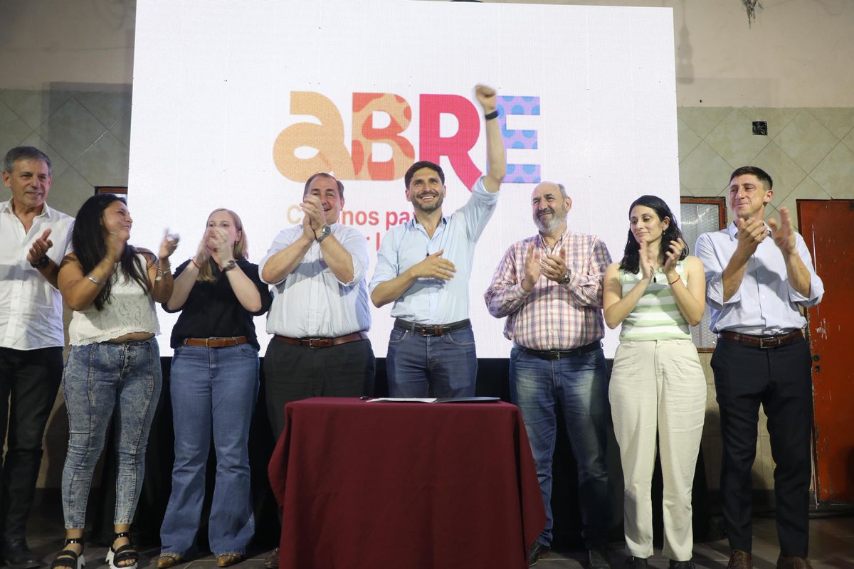 GobSantaFe's tweet photo. #PlanAbre | Con una inversión superior a 1.000 millones se ejecutará la obra de provisión de agua potable para el barrio Santa Marta de #SantaFe.

El gobernador anuncio los trabajos que contemplan, la extensión del acueducto y provisión de red que beneficiará a más de 1.200 familias; con un plazo de ejecución de 10 meses.

“Este es un momento muy importante para este barrio. Hace tiempo estaban esperando estas obras, y en un momento difícil de Argentina, la podemos hacer. Llevar adelante una administración eficiente nos permite realizar obras que mejoren notablemente la vida de los santafesinos”, indicó @maxipullaro