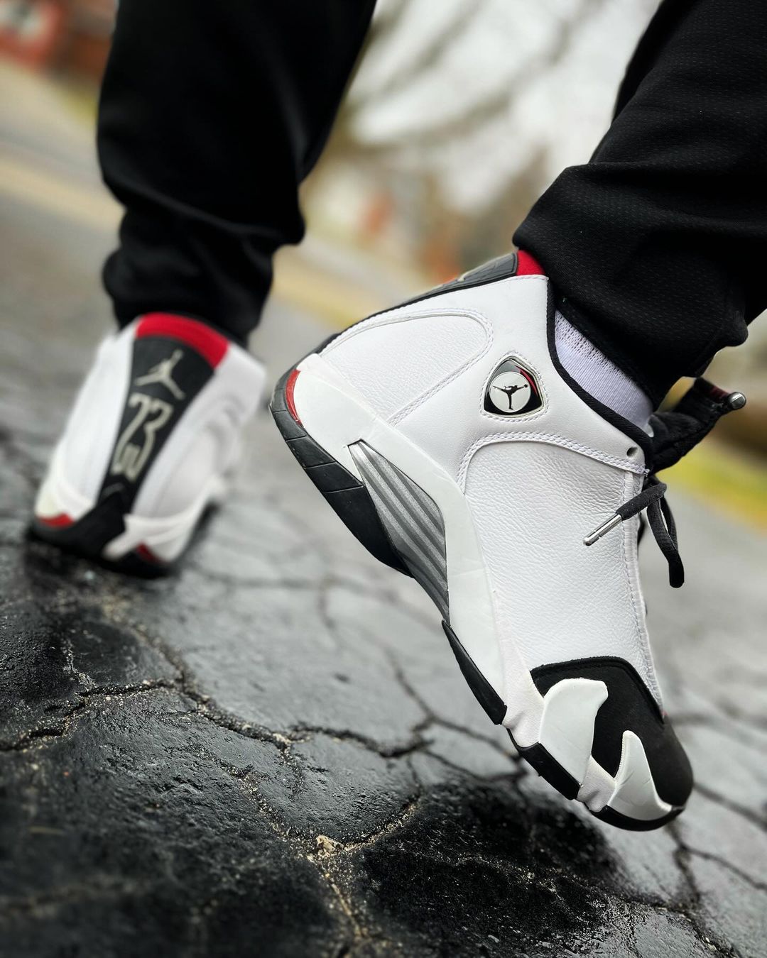 Sneaker Drop on X Air Jordan 14 Retro Black Toe drops tomorrow November 2nd at 10am EST 7am PST Link to all retailers https t GXq4P3Nae8 https t r8Ln8Dcm3D X
