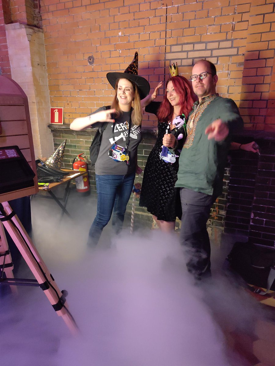 Queen_fennec's tweet photo. Fun at #wiccon @wicca_NL https://t.co/PzLHC43YQK