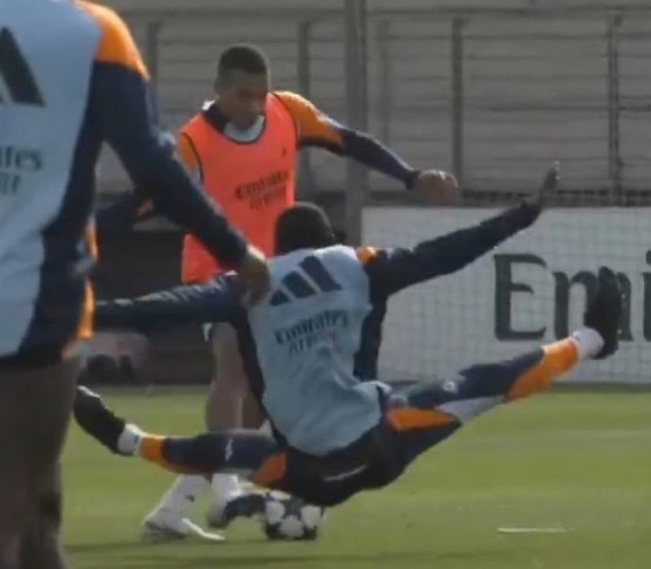 ActuFoot_'s tweet photo. Le tacle de Rüdiger à l'entraînement sur Kylian Mbappé. 😭 https://t.co/WIYTAvInJa