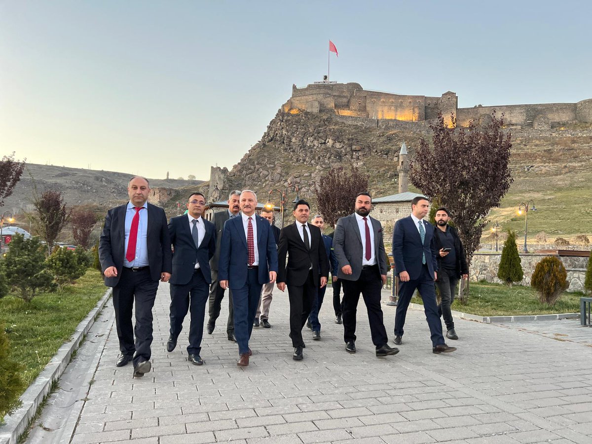 ahmet__yurdakul's tweet photo. Kars İl Başkanımızın mihmandarlığında MYK üyemiz ve teşkilat mensuplarımızla birlikte Kars kalesinin yanı sıra Kars'ın tarihi değerleriyle, mimari güzellikleriyle ve sıcak kanlı Karslı Vatandaşlarımızla buluşuyoruz. https://t.co/KIk9N6PsOc
