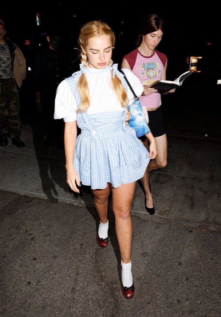 balajiraj1190's tweet photo. @PopCrave troye dressing up as addison rae next to addison rae on halloween 😭 https://t.co/Vrr6WY7cl9
