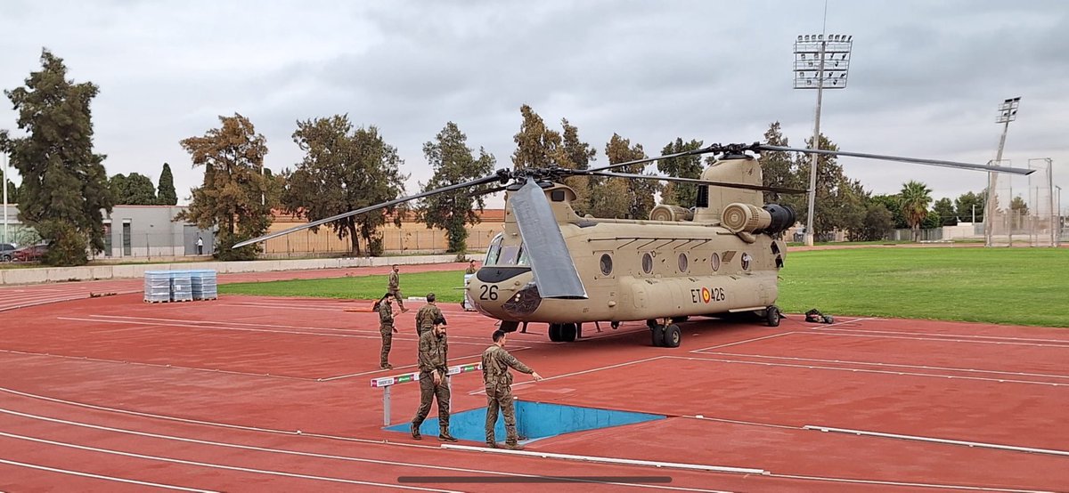 raspa88's tweet photo. @antoniobanderas El helicóptero del ejercito ayer en Torrent trayendo suministros. Mucho movimiento de la @guardiacivil y la @UMEgob, policia, etc. https://t.co/CPdZHJfuTm