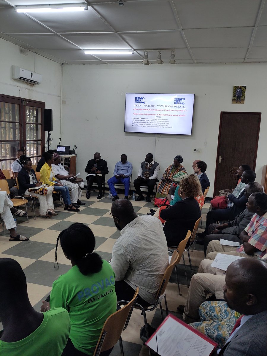 Full house at the #DebatPolitique. <a href="/FESKamerun/">FES Kamerun</a> and our guests are discussing about "Brain drain in #Cameroun"