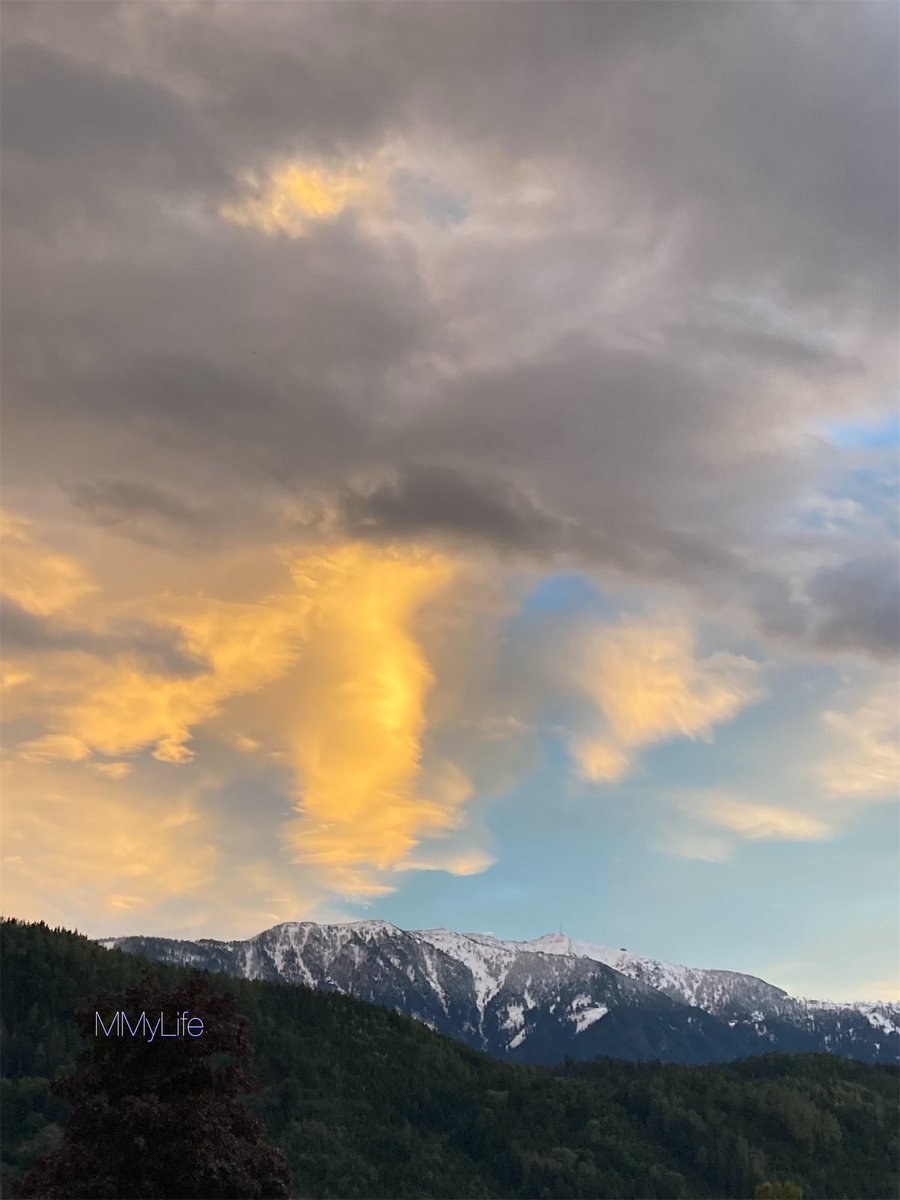 ManuelaMravlak's tweet photo. You Light up my sky…✨

#NaturePhotography #Millstatt #Austria 🇦🇹
#NatureBeauty #MountainLover 🏔️ 
@StormHour @ThePhotoHour ⛅️ 
#FridayFeeling #FridayBlue 🩵🤍 https://t.co/Xb2gIU9OWR