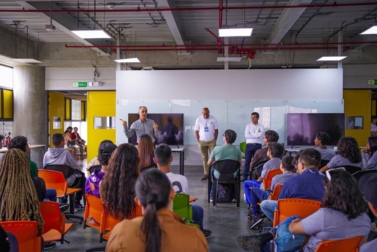 johnalbeirogir's tweet photo. Participo en #TecnoSkills, evento donde jóvenes de la TecnoAcademia exponen sus proyectos. Con robótica, programación y ciencia, construyendo futuro desde Antioquia. ¡Vamos juntos hacia la innovación! 🚀✨ #FuturoSENA #JóvenesInnovadores https://t.co/bR9U18yQr6