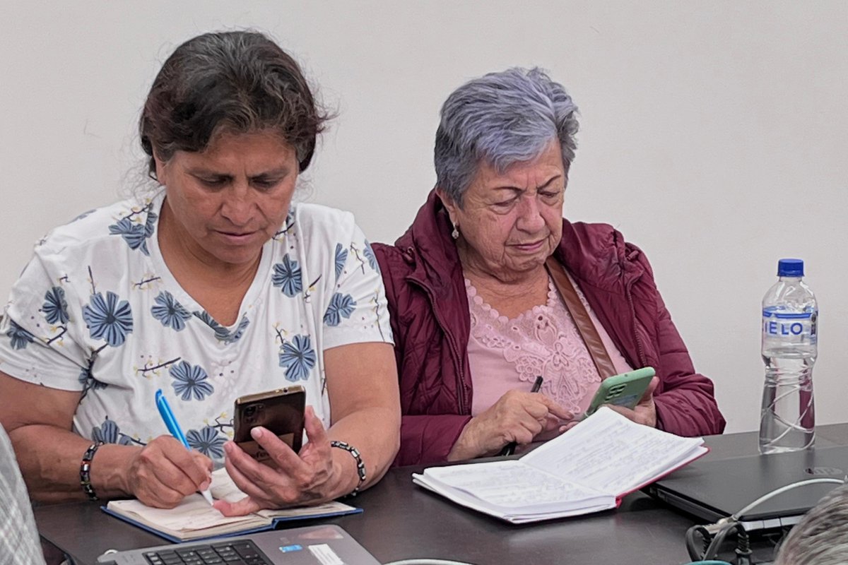 ConsejeriaTIC's tweet photo. ¡Cerramos la ruta de formación sobre uso de dispositivos móviles con veedoras y veedores de @SectorSalud! 🤩

En el #NodoDigital de Veracruz, +15 personas mayores adquirieron conocimientos sobre uso de correo electrónico, almacenamiento de información en la nube e iniciarán un nuevo ciclo de ofimática básica. 

#HabilidadesDigitales #ApropiaciónTIC #BogotáMiCiudadMiCasa