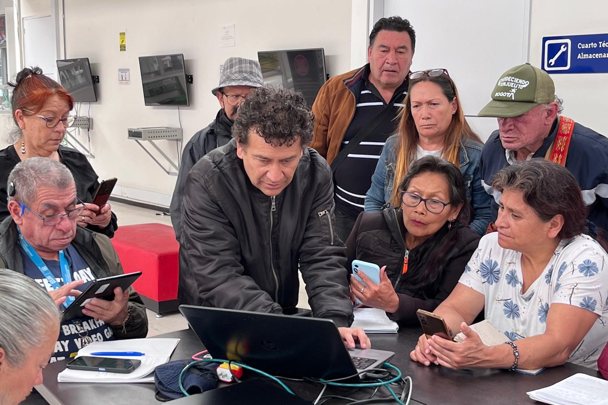 ConsejeriaTIC's tweet photo. ¡Cerramos la ruta de formación sobre uso de dispositivos móviles con veedoras y veedores de @SectorSalud! 🤩

En el #NodoDigital de Veracruz, +15 personas mayores adquirieron conocimientos sobre uso de correo electrónico, almacenamiento de información en la nube e iniciarán un nuevo ciclo de ofimática básica. 

#HabilidadesDigitales #ApropiaciónTIC #BogotáMiCiudadMiCasa