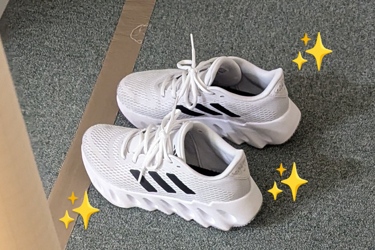 hiryi0714's tweet photo. 職場に200人以上女子?女性?いるのにPINKY.見つけられない日々🤣
仕事で白い靴履くんだけど、
ある日、更衣室でSwichRun見つけ、こんなん絶対PINKY.🖤🩷でしょ!
張りきって履いてる人見つけたけど、全然PINKY.じゃなかったー🤣って話!
拍子抜けしたー🤣
#IMP.
#SwitchRun https://t.co/iraO8tgEix