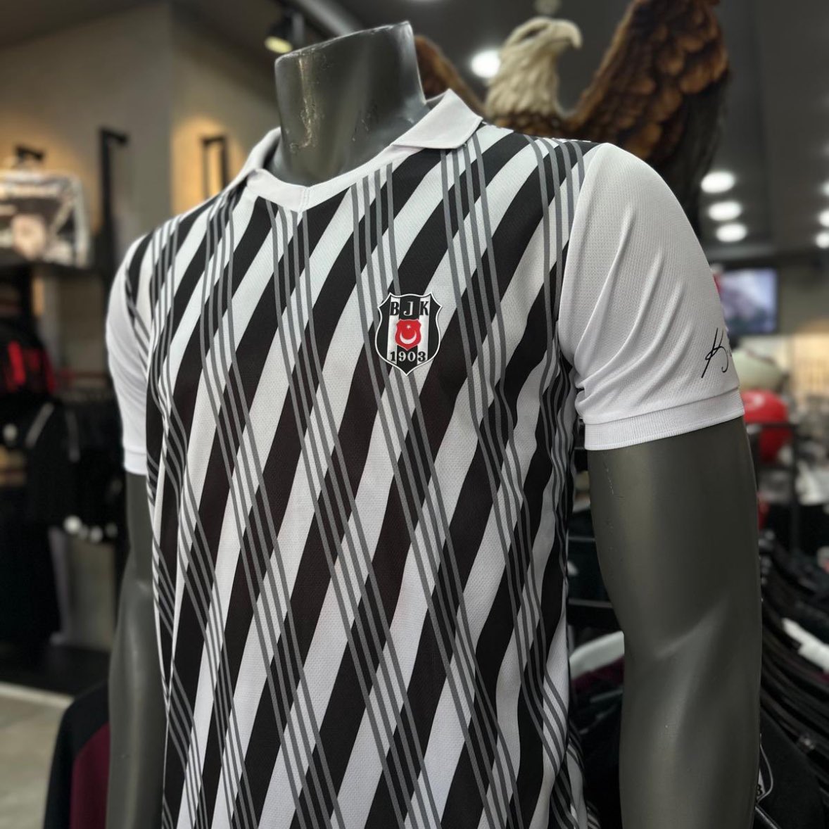 Beşiktaş, Gazi Mustafa Kemal Atatürk'ün anısına taraftar tişörtü tasarladı.