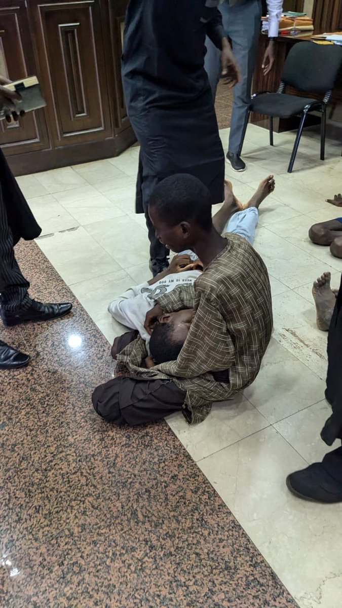 bapphah's tweet photo. Fauziyya D. Sulaiman tace a post dinta “Wani ya kirani, ya ce yaran kudu da aka kama tare da na Arewa akan Zanga-zanga , yan kudu washegari mutanen su suka je suka karbe su.” 

Wai shin mu Yan Arewa tsine mana aka yi ne bama son junanmu ko me?😭 https://t.co/f1ymPHuAtB