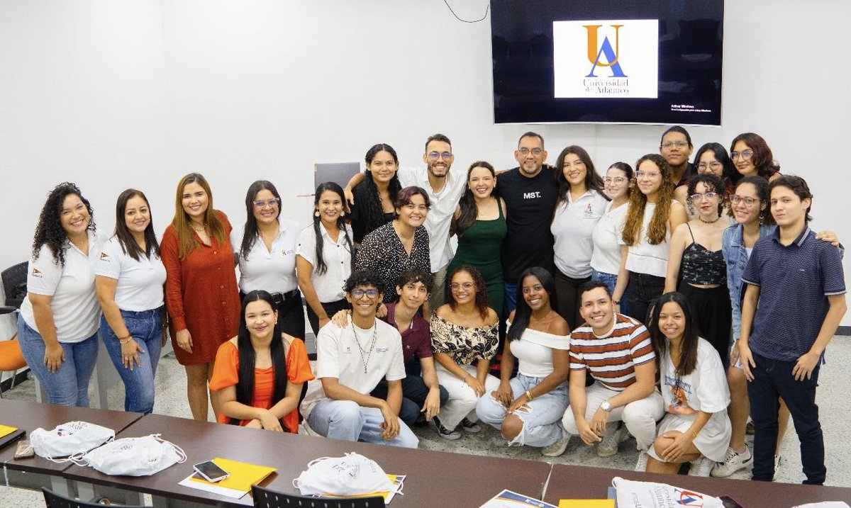 danilohernandez's tweet photo. Antes de cumplir con la misión académica por fuera del país, despedimos a estos 21 estudiantes beneficiarios del Programa de Inmersión de la Política de Enseñanza, Aprendizaje y Evaluación de Lenguas Extranjeras, quienes viajarán a The University of British Columbia, en Canadá. https://t.co/S1GYl6RYBw