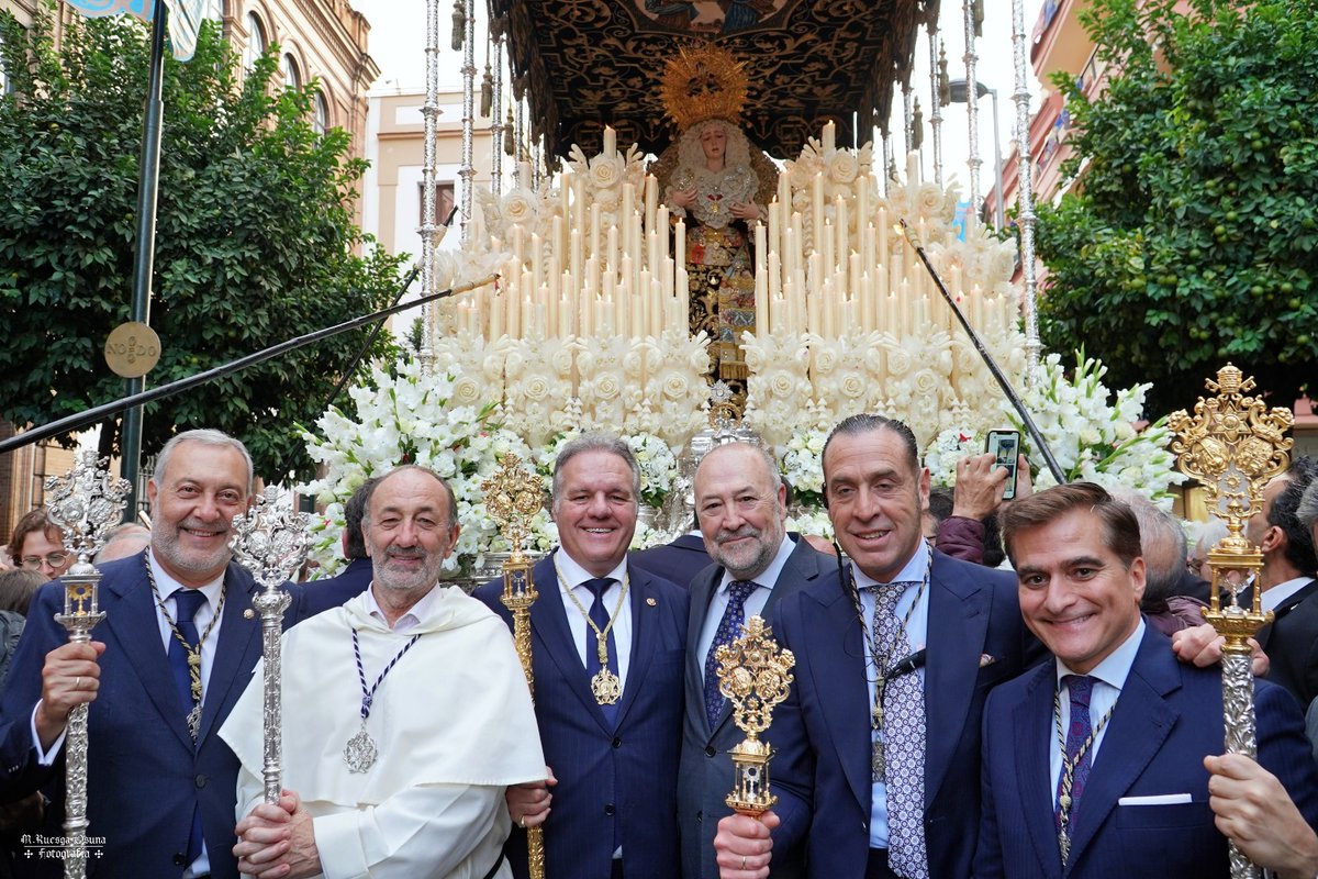 DtoTriana's tweet photo. ✅️ Ayer el barrio de Triana vivió uno de los momentos más emocionantes con el traslado de María Santísima de La Estrella @hdadlaestrella a la Catedral.
Nuestro distrito estuvo presente en todo el recorrido.
#DistritoTriana
#25añosCoronaciónEstrella https://t.co/yBjMCVcPem