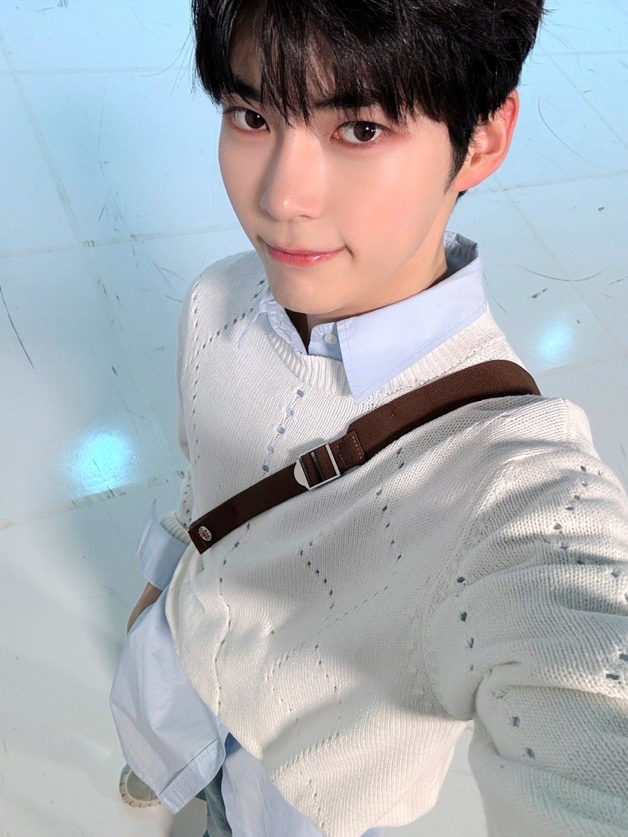 Charming__3422's tweet photo. #2024MAMAVote #zerobaseone 

이 해시가 보이면 알티 해주세요
투표에 반영된다고 들었어요!!
한빈이가 이렇게 지켜보는데도, 투표를 안한다고?! https://t.co/mDl8mPYszP