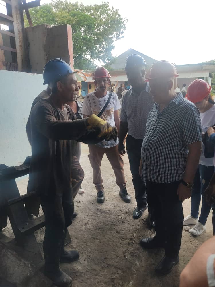 JorgeLuisTapiaF's tweet image. Desde bien temprano nos encontramos en Puerto Padre, Las Tunas, junto a las autoridades de la provincia y el municipio, para constatar en el terreno la preparación para la próxima zafra de la Empresa Azucarera Antonio Guiteras. #GenteQueSuma #UnidosXCuba