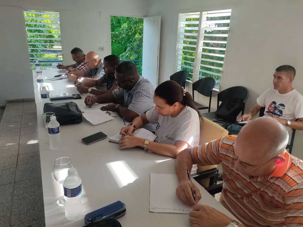 JorgeLuisTapiaF's tweet image. Desde bien temprano nos encontramos en Puerto Padre, Las Tunas, junto a las autoridades de la provincia y el municipio, para constatar en el terreno la preparación para la próxima zafra de la Empresa Azucarera Antonio Guiteras. #GenteQueSuma #UnidosXCuba