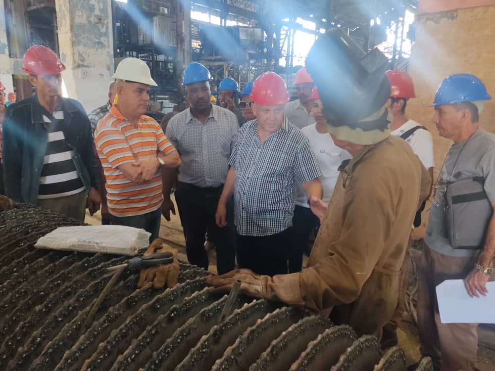 JorgeLuisTapiaF's tweet image. Desde bien temprano nos encontramos en Puerto Padre, Las Tunas, junto a las autoridades de la provincia y el municipio, para constatar en el terreno la preparación para la próxima zafra de la Empresa Azucarera Antonio Guiteras. #GenteQueSuma #UnidosXCuba