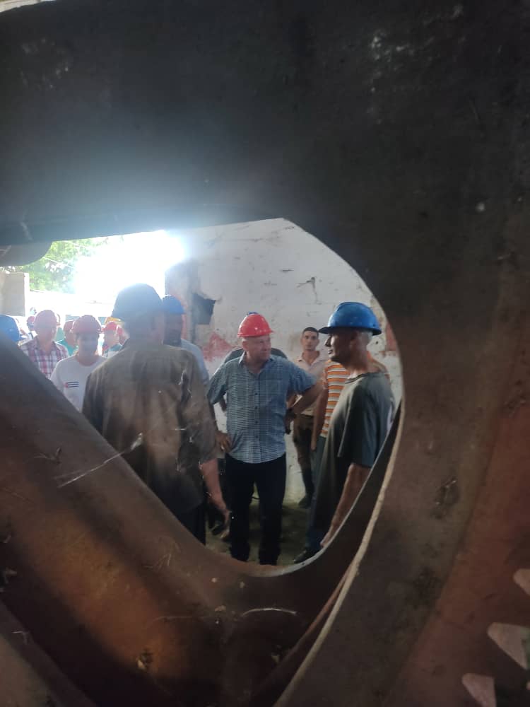 JorgeLuisTapiaF's tweet image. Desde bien temprano nos encontramos en Puerto Padre, Las Tunas, junto a las autoridades de la provincia y el municipio, para constatar en el terreno la preparación para la próxima zafra de la Empresa Azucarera Antonio Guiteras. #GenteQueSuma #UnidosXCuba