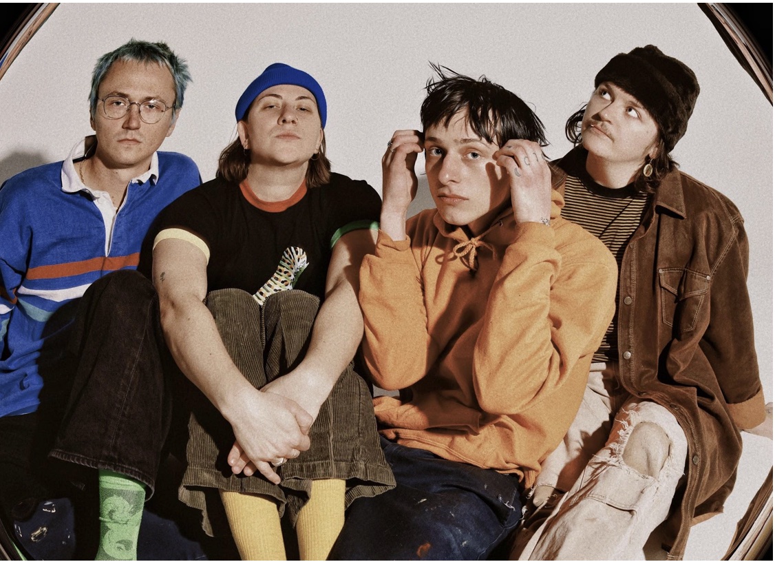 All Pleasure: <a href="/thuslovemusic/">THUS LOVE</a> interviewed

The post-punk group exude joy on a life-affirming second album - <a href="/JulesJuliaMason/">julia mason aka The Decibel Decoder</a> meets the Brattleboro four-piece to find out more.

clashmusic.com/features/all-p…