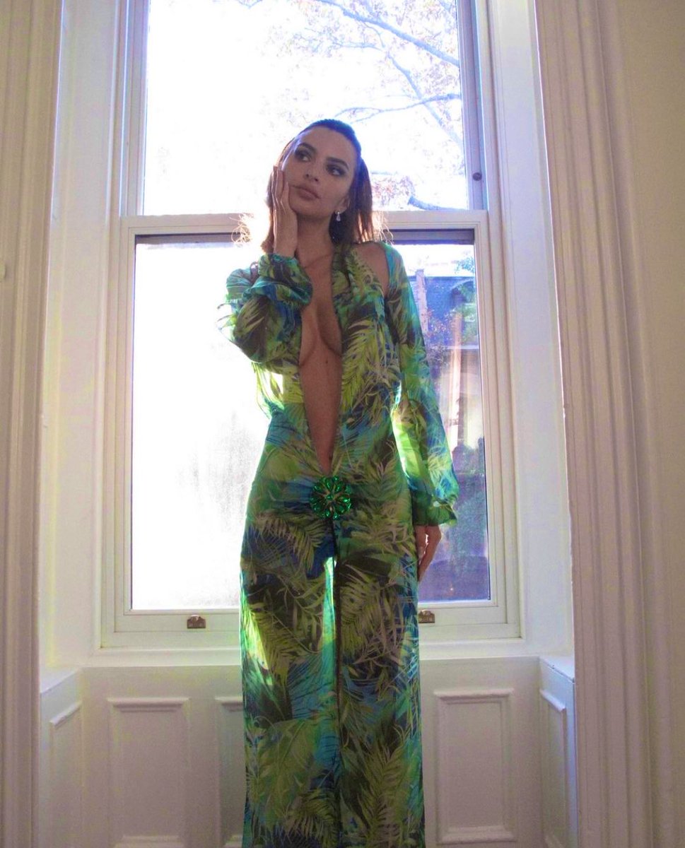 Emily Ratajkowski as Jennifer Lopez in her iconic Versace green dress at 2000  Grammy Awards.