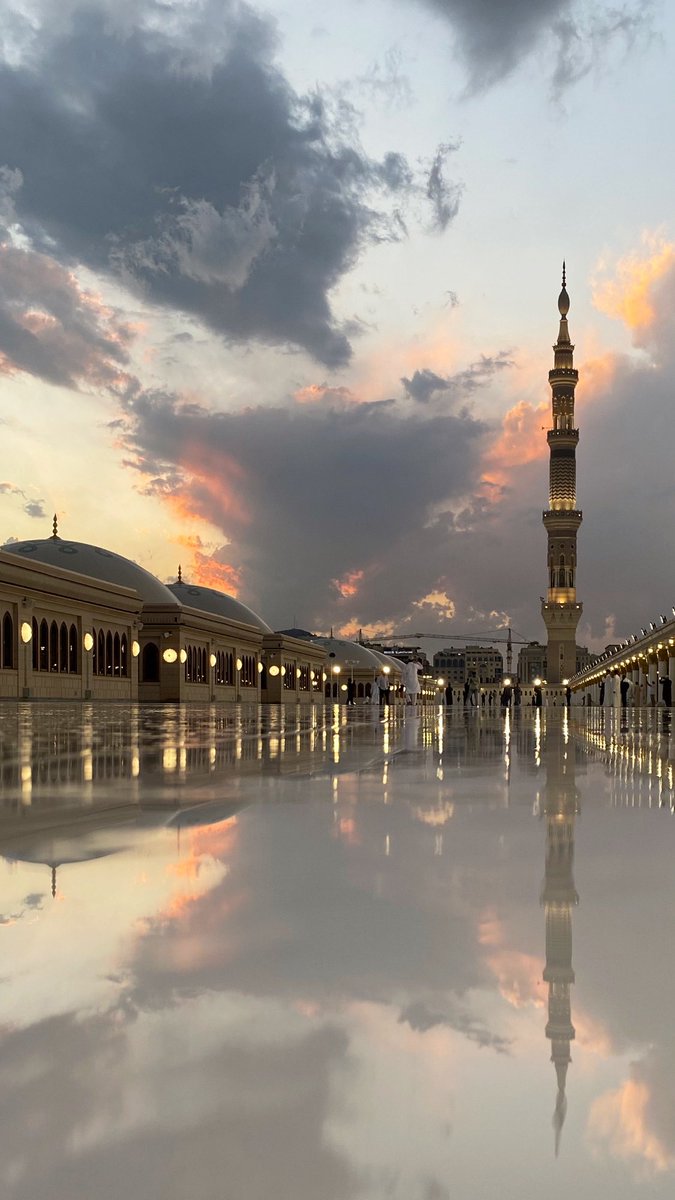 sukkaryeater's tweet photo. The type of sunset the Prophet ﷺ may have seen.

Sunset today in Madinah, as it rained. https://t.co/T4YYbodxnl