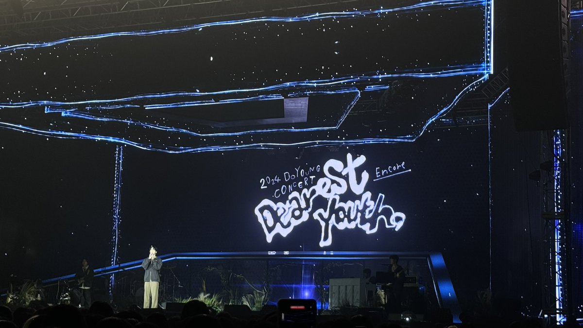 기어이 사람들 손에 클로버를 쥐어주는 도영이였습니다🍀