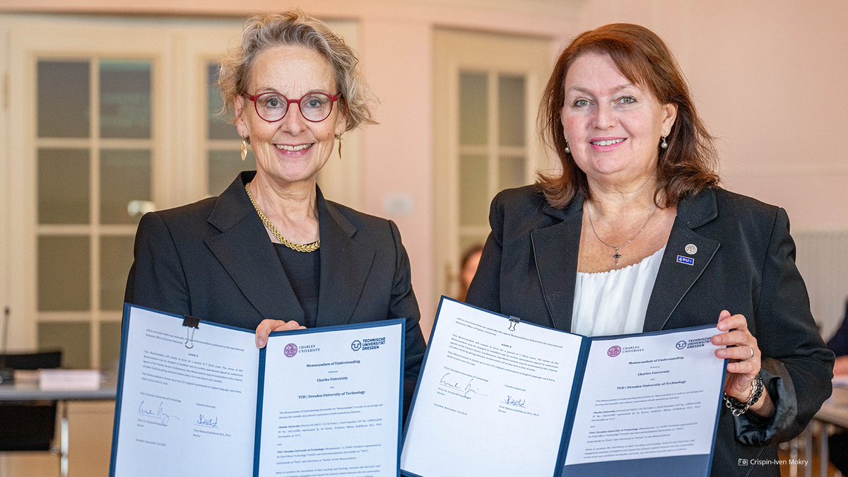tudresden_de's tweet photo. Ausbau der Zusammenarbeit: 🇨🇿🤝🇩🇪 Vertreter:innen der #TUDresden empfingen heute Kolleg:innen der @CharlesUniPRG, um die seit 1992 bestehende Partnerschaft zu erneuern. Gemeinsame Forschungsprojekte, neue Austauschprogramme &amp; Studiengänge sind das Ziel.
ℹ️ https://t.co/OWvMxUGNfs https://t.co/Ui3JWkCjfG