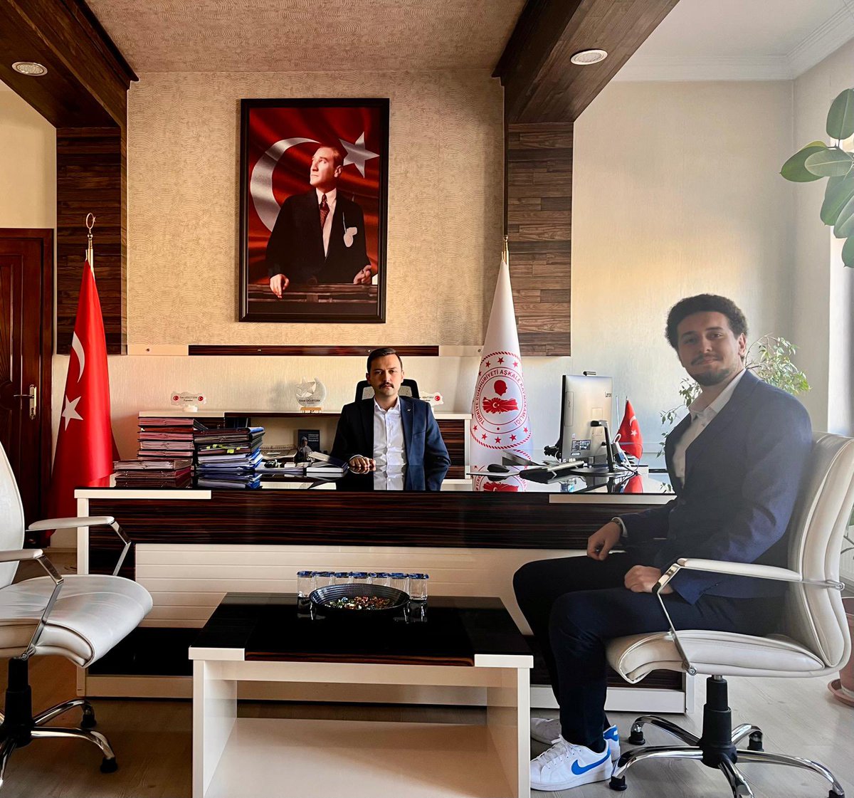 İlçe Toplum Sağlığı Merkezi Başkanlığına atanan Sn İsa CAN KIVRAK Kaymakamımız Sn Emre OĞUZTÜRK' ü Makamında ziyaret etti. Kaymakamımız Sn Emre OĞUZTÜRK kendisine hayırlı olsun temennisinde bulunarak yeni görevinde başarılar diledi.