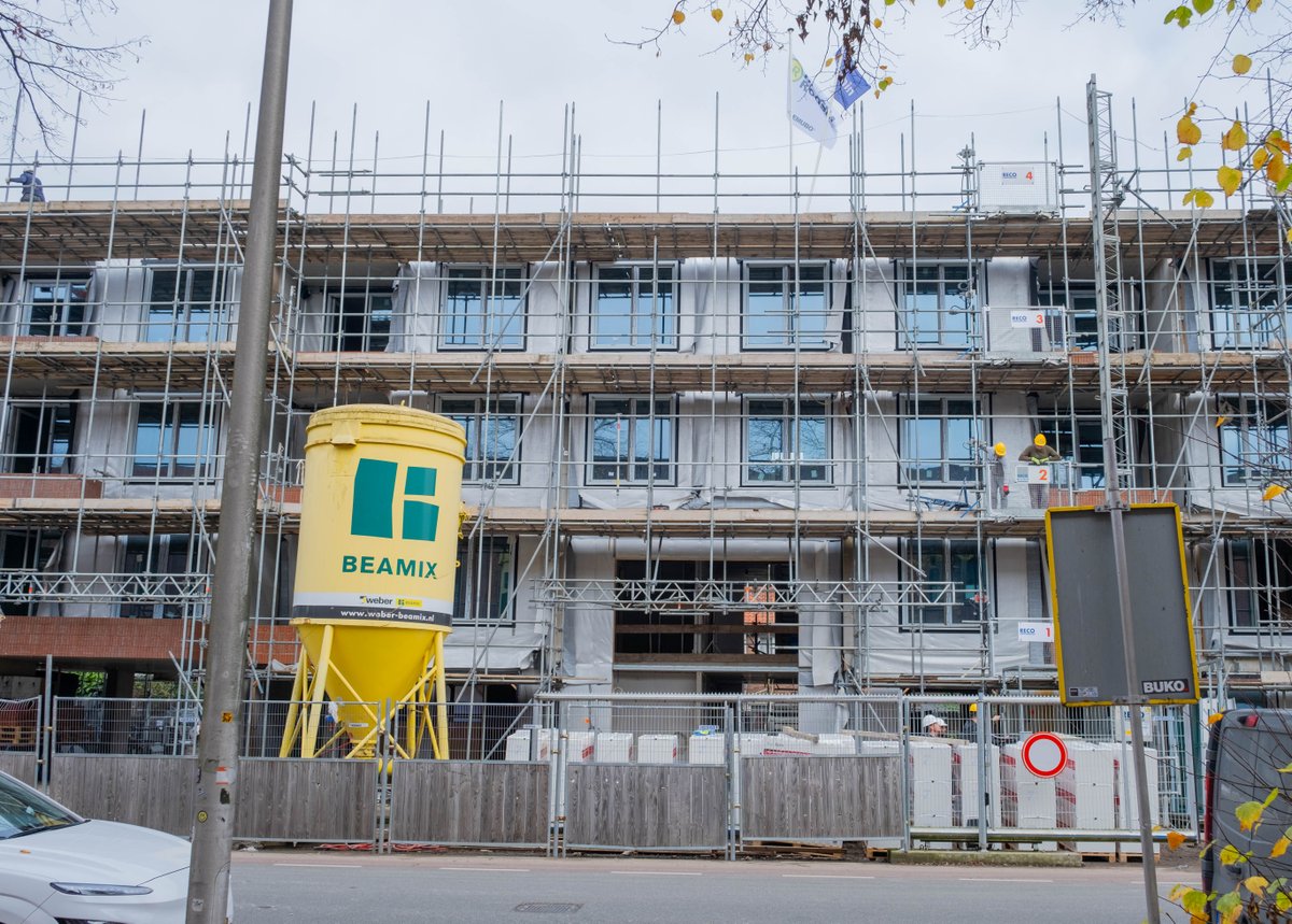 NIEUWBOUW | Nóg een mijlpaal voor het project Omloop/Laan van Chartroise: de Sopraan bereikte het hoogste punt. Dit vierden we met <a href="/HillenenRoosen/">Hillen & Roosen</a> en friet voor alle harde werkers. Oplevering halverwege 2025: 47 appartementen en 5 maisonnettes. #nieuwbouw #huurwoningen #ondiep