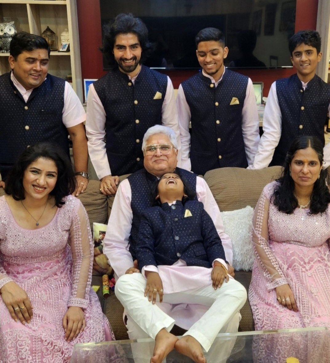itskhuku's tweet photo. First thing first.
Happy Diwali🙏to all !
Coming back to the eagerly waited #AsliDiwaliwali pic of #Chopda khandaan-a true Dilwaale ki Diwali
Dilse 💕
Why I feel #HarshsdChopda is in a character ? Doesn't he look reinvented again ?Looking different from og him or earlier 7 ckts?? https://t.co/zaP1J5HJxG