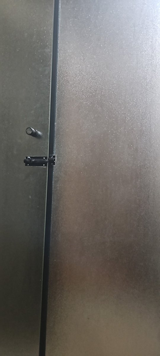 rutsmoas's tweet photo. qual é o sentido de fazer uma porta de vidro pra um box? eu to tentando cagar de boa mas tem gnt no banheiro parcialmente me vendo q desconfortável https://t.co/3jeTkkOJ93