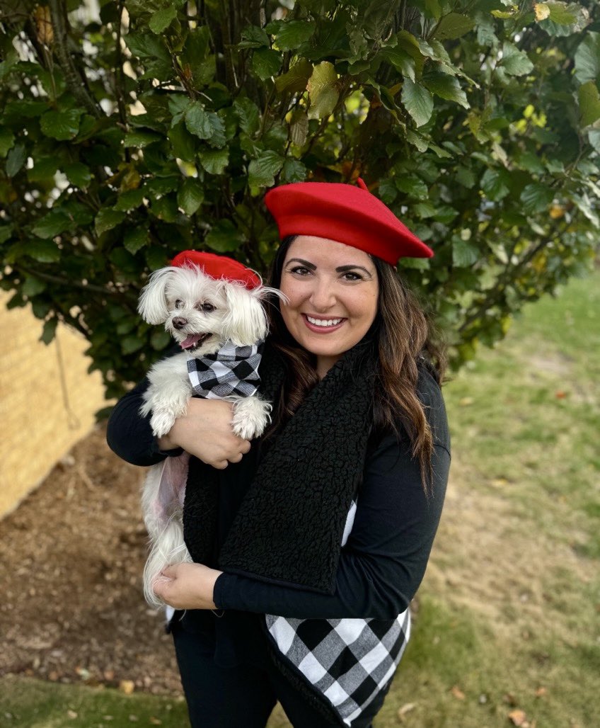 tina_pali's tweet image. Happy Halloween from ̶E̶m̶i̶l̶y̶ Mia in Paris🇫🇷🥐 bonjour, @lilycollins!